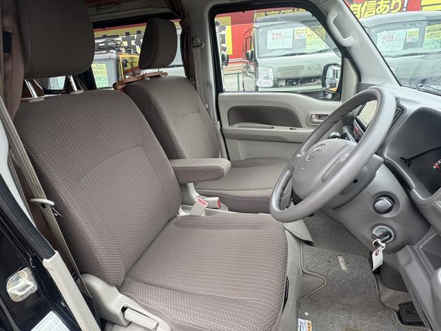 ゆったり乗っていただけるアームレスト付きシート！