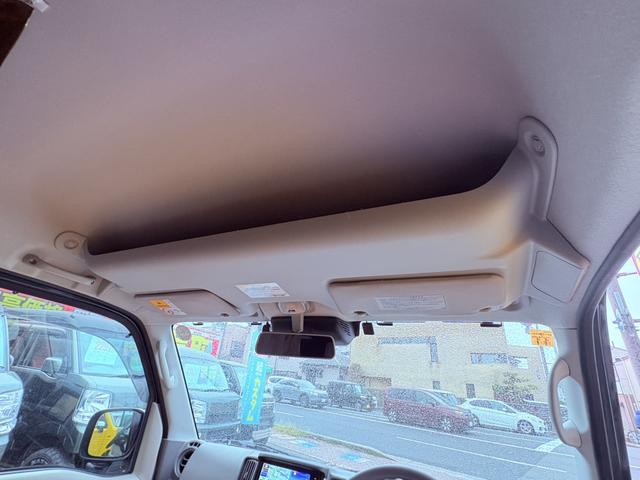 収納に便利な大型ルーフコンソール付きです☆