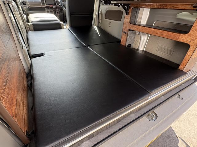 足元まで広々としたベッドスペース！ベッドマットの厚みもあり、車中泊に最適な柔らかさになってます♪