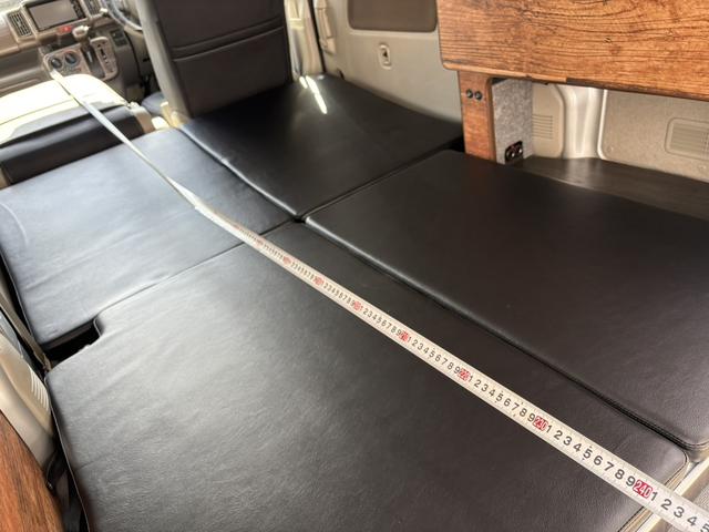 助手席シートを畳めば、奥行　約２４００ｍｍの広々としたスペースです♪