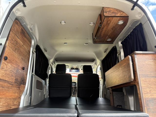 ハイルーフなので、高さもあり広々とした室内です♪