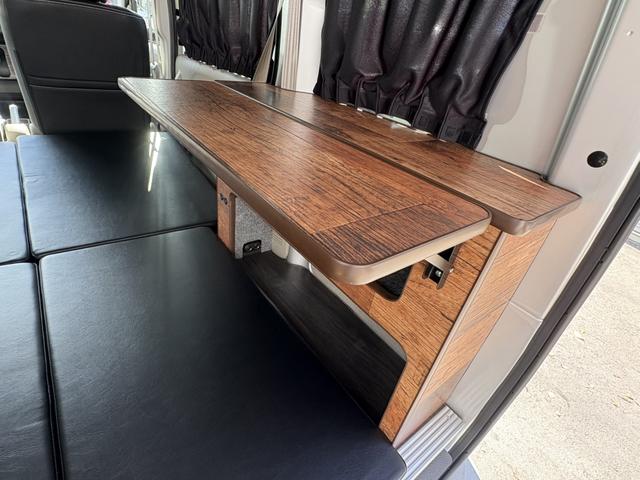 便利な折り畳み式サイドテーブルも付いてます！