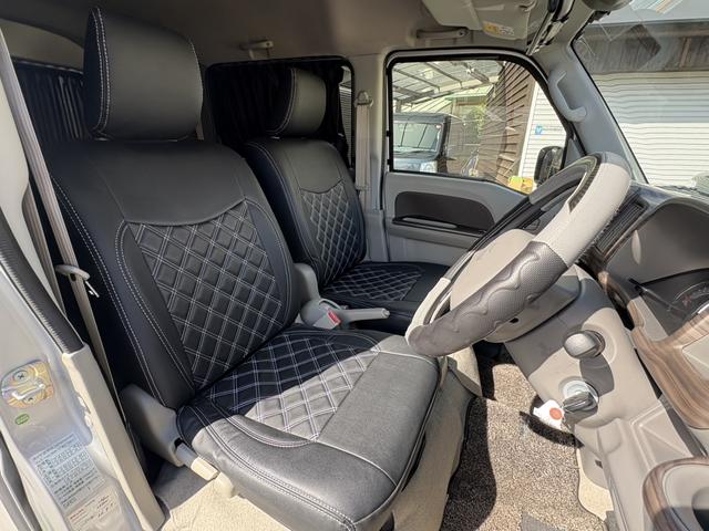 ゆったり乗っていただけるアームレスト付きシート！シートカバーも付いてます♪