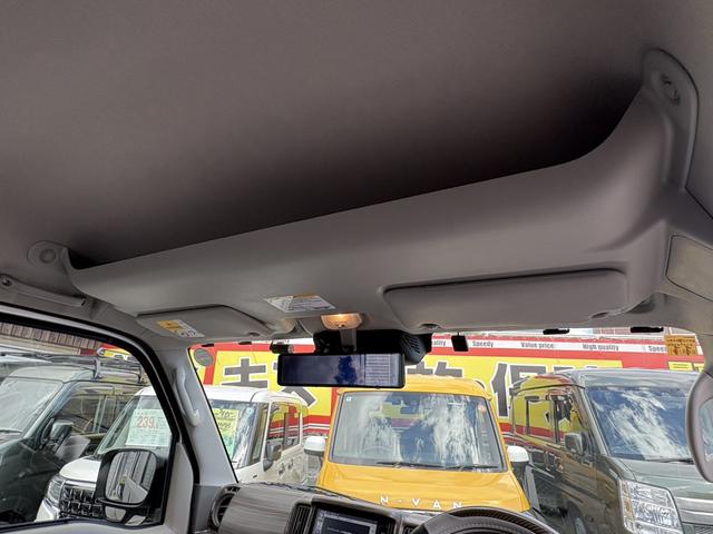 収納に便利な大型ルーフコンソール付きです☆