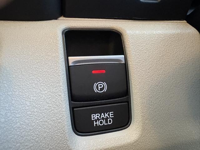 �y�d���p�[�L���O�u���[�L�z�X�C�b�`�ЂƂŊȒP�ɑ���ł���d���p�[�L���O�u���[�L�𓋍ځB�V�t�g�����A�N�Z���ƘA�����ăp�[�L���O�u���[�L���쓮�E��������邽�߁A�X���[�Y�Ȕ��i���\�ł���