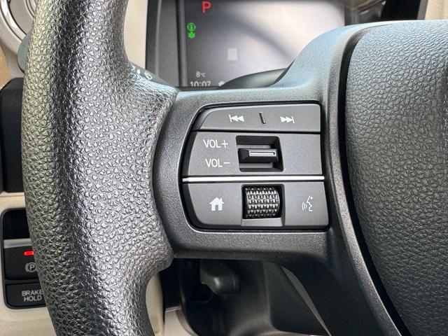 �X�e�A�����O�����𗣂����I�[�f�B�I���삪�ł���X�e�A�����O�X�C�b�`���t���Ĉ��S�E�֗��ł���