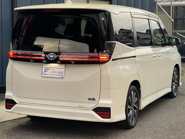 ヴォクシー ハイブリッドＳ－Ｚ　両側パワースライド　パワーゲート　純正ナビＴＶ　パノラミックビュー　ＨＤＭＩ入力　ドラレコ　ＥＴＣ　シートヒーター　ステアヒーター　レーダークルーズ　デジタルミラー　１００Ｖ電源　全国一年保証（6枚目）