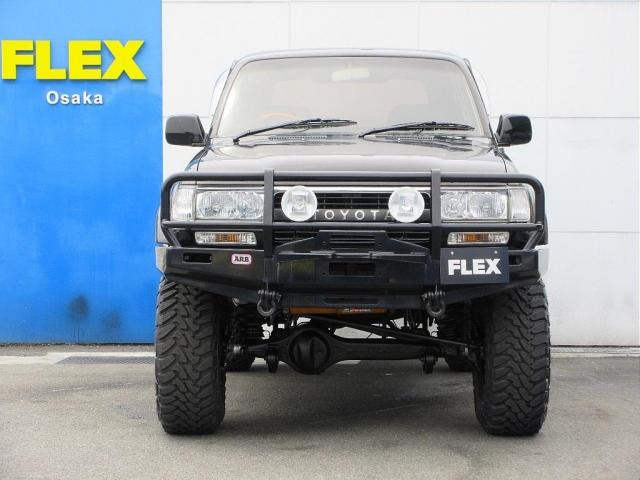 ランドクルーザー８０ ＶＸリミテッド　オールペイント／ブラック　約５インチリフトアップ　ＡＲＢバンパー　ジムライン１６インチＡＷＴＯＹＯオープンカントリーＭＴタイヤウッドコンビステアリングウッドシフトノブ社外スピーカーダッシュボードマット（9枚目）