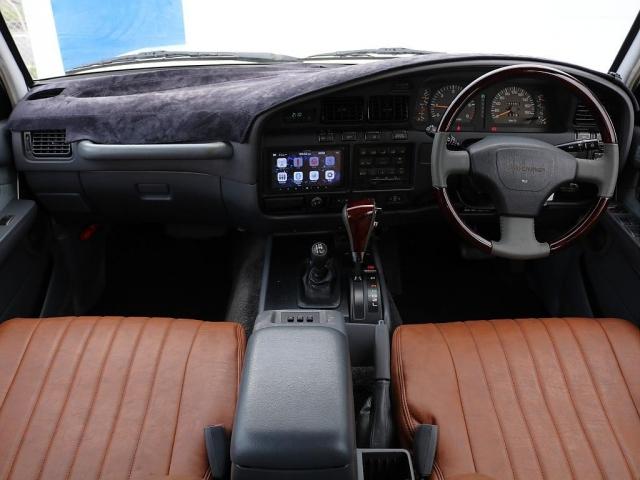 ランドクルーザー８０ ＶＸリミテッド　Ｌ／Ｃ６０フェイス　丸目換装　ナローボディ換装　イエロー／ホワイトツートン全塗装　Ｌ／Ｃ７０仕様ＦｒメッキバンパーＬ／Ｃ６０仕様　Ｆｒグリル　クラシックブラウンシートカバー　ウッドコンビステアリング（4枚目）