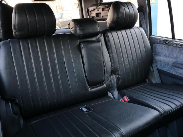 後期型となりますので、２列目は分割式となっております。