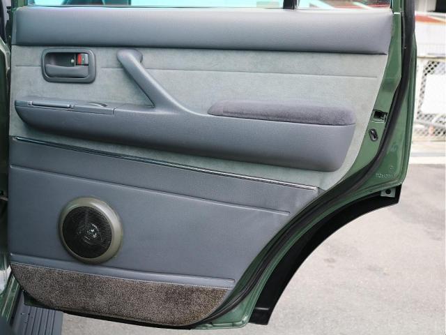 ランドクルーザー８０ ＶＸリミテッド　アーミーグリーン全塗装済　サクソンマフラー　ヨコハマタイヤＭＴタイヤー　ジムラインＴＹＰＥＩＩマットブラックＡＷ　ジムラインＴＹＰＥＩＩマットブラックＡＷ　Ｐａｎａｓｏｎｉｃ製ストラーダ　フルセグナビ（15枚目）