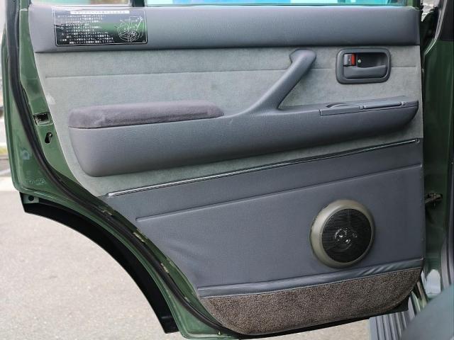 ランドクルーザー８０ ＶＸリミテッド　アーミーグリーン全塗装済　サクソンマフラー　ヨコハマタイヤＭＴタイヤー　ジムラインＴＹＰＥＩＩマットブラックＡＷ　ジムラインＴＹＰＥＩＩマットブラックＡＷ　Ｐａｎａｓｏｎｉｃ製ストラーダ　フルセグナビ（17枚目）