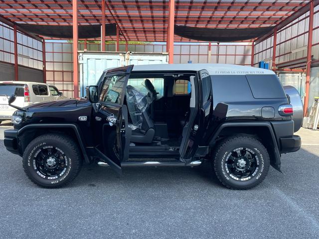 ＦＪクルーザー ベースグレード　／４ＷＤ／ＥＴＣ２．０／１７インチアルミホイール／背面タイヤ／純正フロアマット／バイザー／ＪＡＯＳマッドガード／社外サイドステップ／禁煙車／（8枚目）