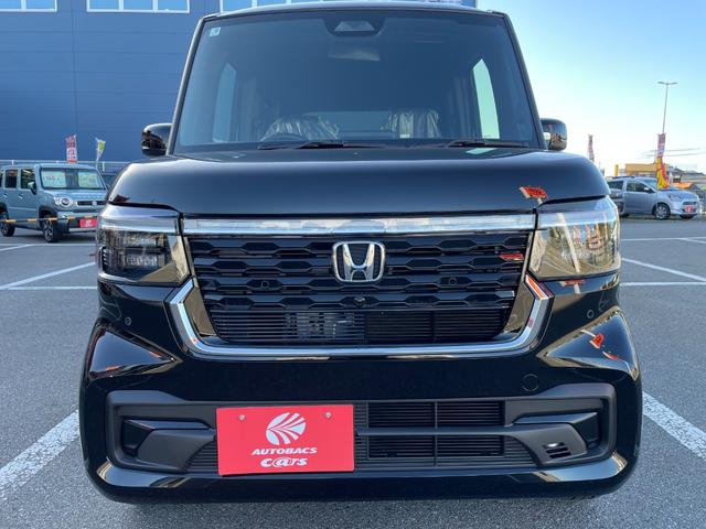 Ｎ－ＢＯＸカスタム ターボ　届出済未使用車　衝突被害軽減ブレーキ　電動パーキングブレーキ　電動格納ドアミラー　１５インチアルミホイル　ＬＥＤヘッドライト　オートライト　両側電動スライドドア　バックカメラ　オートエアコン（2枚目）