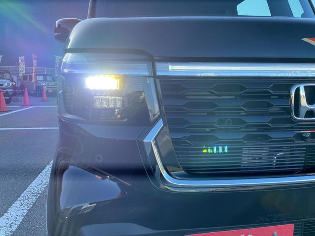 Ｎ－ＢＯＸカスタム ターボ　届出済未使用車　衝突被害軽減ブレーキ　電動パーキングブレーキ　電動格納ドアミラー　１５インチアルミホイル　ＬＥＤヘッドライト　オートライト　両側電動スライドドア　バックカメラ　オートエアコン（18枚目）