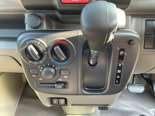 エブリイ ＰＡリミテッド　届出済未使用車　スズキセーフティサポート　キーレス　ＡＭ／ＦＭラジオスピーカー内蔵　エアコン　パワステ　パワーウィンドウ（フロント）　ＵＳＢ電源ソケット　ＬＥＤルームランプ　オーバーヘッドシェルフ（25枚目）