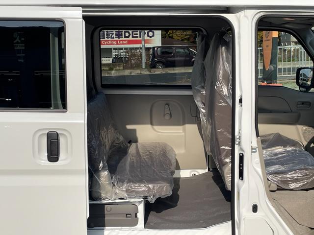 エブリイ ＰＡリミテッド　届出済未使用車　スズキセーフティサポート　キーレス　ＡＭ／ＦＭラジオスピーカー内蔵　エアコン　パワステ　パワーウィンドウ（フロント）　ＵＳＢ電源ソケット　ＬＥＤルームランプ　オーバーヘッドシェルフ（42枚目）