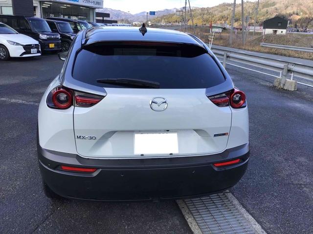 ＭＸ－３０ロータリーＥＶ ナチュラルモノトーン　ドライブレコーダー　全周囲カメラ　クリアランスソナー　レーダークルーズコントロール　レーンアシスト　パワーシート　衝突被害軽減システム　ＴＶ　オートマチックハイビーム　オートライト　ＬＥＤヘッドランプ（17枚目）