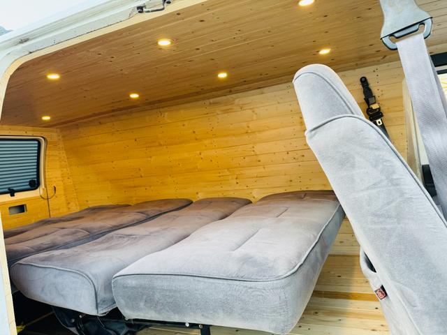 ダッジ・バン ベースグレード パネルバン ログハウス キャンピングカー フルフラットシート(18枚目)