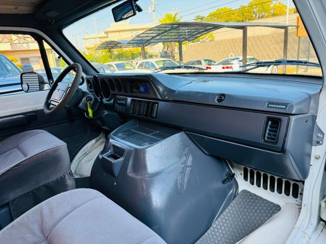 ダッジ・バン ベースグレード パネルバン ログハウス キャンピングカー フルフラットシート(25枚目)