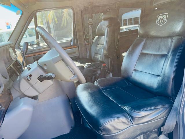 ダッジ・ラム ショーティー 前後車高調 革シート(2枚目)