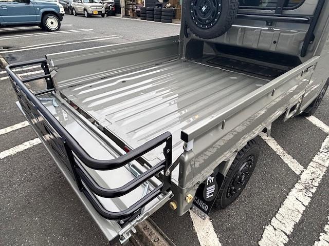 スーパーキャリイ 　ハードカーゴ製ＬＥＤスキッドグリル　ルーフラック　マッドフラップ　フューエルフラップ　ゲートプラス　ＸＴＲＥＭＥＪ１２インチアルミホイール　ＧＥＯＬＡＮＤＡＲ　１４５／８０Ｒ１２オフロードタイヤ（39枚目）