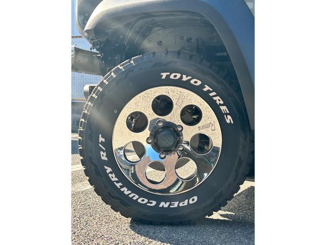 ジムニーシエラ JL リフトアップ TOYOタイヤRTホワイトレター クロームアルミホイール オートルビーズ製クラシックバンパー前後 レトログリル メッキドアミラー ナンバー移設キット 8型フルセグナビ(36枚目)