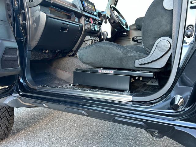 ジムニーシエラ JC リフトアップ 社外前後バンパー BRIDEユーロスターシート左右 フルセグナビゲーション オフロードタイヤ RAYS16インチアルミホイール ECU書換レギュラー仕様 バックカメラ ETC車載器(66枚目)