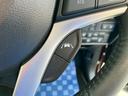 【車線逸脱抑制機能】機能をONの状態で走行中、左右の区画線を検知し、車線逸脱の可能性が高いと判断した場合、ドライバーに車線逸脱防止方向へのステアリング操作を促し、車両を車線内側に戻すよう支援します。