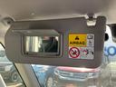 運転席・助手席サンバイザーにはバニティーミラーが付いています。さりげなく身だしなみをチェックできます♪
