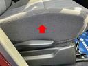 【運転席シートリフター】運転席にはシートリフターが装備。 体にフィットする運転席を確保します。