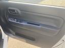 運転席ドアです。全席のパワーウィンドウを操作するスイッチがついてます。サイドミラーもボタン一つで開閉可能です。