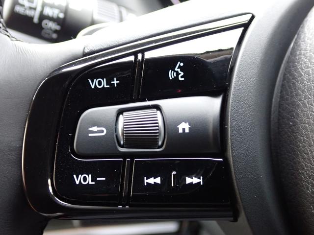 ◆ハンドルに【オーディオリモコンスイッチ】が装備されてます。視点をそらすことなく、ボリューム調整・オーディオソース切替・選曲が出来ます。運転しながら安全に操作が可能になりました。