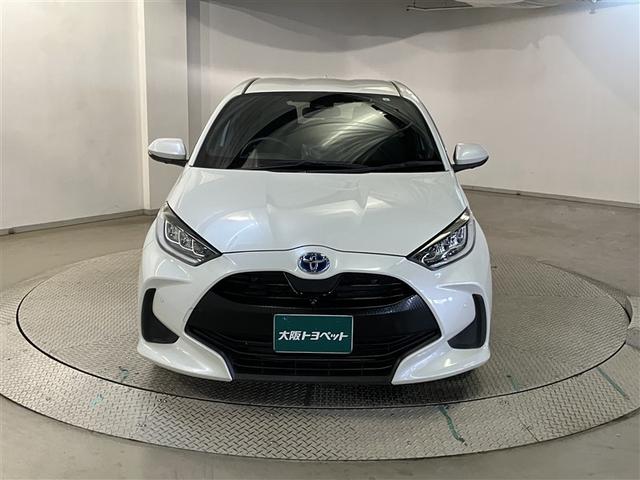 ヤリス ハイブリッドＺ　スマートキー＆プッシュスタート　パワーウィンドウ　Ｉストップ　ＤＶＤ　フルセグＴＶ　サイドエアバッグ　ナビ＆ＴＶ　ＬＥＤライト　パワーステアリング　ＥＴＣ装備　横滑防止装置　メディアプレイヤー接続（2枚目）