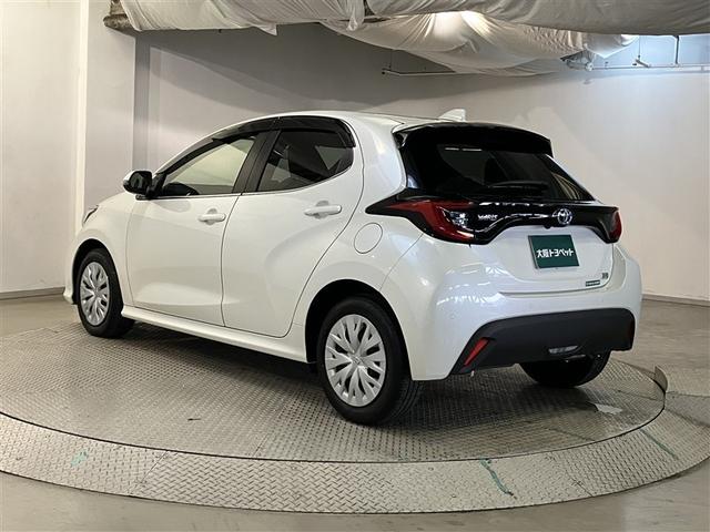 ヤリス ハイブリッドＺ　スマートキー＆プッシュスタート　パワーウィンドウ　Ｉストップ　ＤＶＤ　フルセグＴＶ　サイドエアバッグ　ナビ＆ＴＶ　ＬＥＤライト　パワーステアリング　ＥＴＣ装備　横滑防止装置　メディアプレイヤー接続（6枚目）