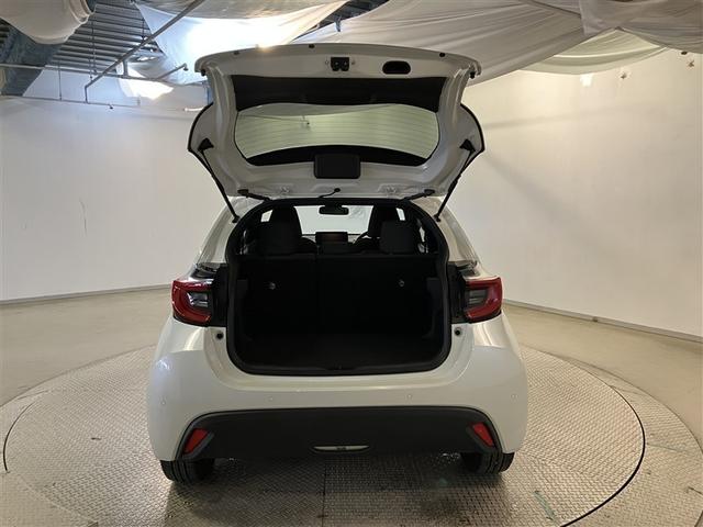 ヤリス ハイブリッドＺ　スマートキー＆プッシュスタート　パワーウィンドウ　Ｉストップ　ＤＶＤ　フルセグＴＶ　サイドエアバッグ　ナビ＆ＴＶ　ＬＥＤライト　パワーステアリング　ＥＴＣ装備　横滑防止装置　メディアプレイヤー接続（9枚目）