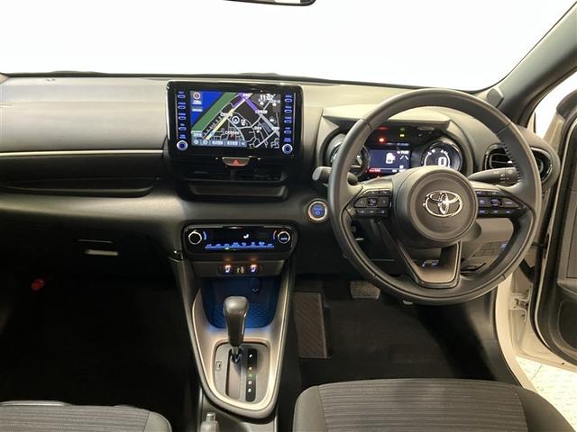 ヤリス ハイブリッドＺ　スマートキー＆プッシュスタート　パワーウィンドウ　Ｉストップ　ＤＶＤ　フルセグＴＶ　サイドエアバッグ　ナビ＆ＴＶ　ＬＥＤライト　パワーステアリング　ＥＴＣ装備　横滑防止装置　メディアプレイヤー接続（12枚目）