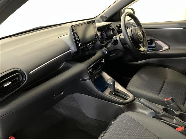 ヤリス ハイブリッドＺ　スマートキー＆プッシュスタート　パワーウィンドウ　Ｉストップ　ＤＶＤ　フルセグＴＶ　サイドエアバッグ　ナビ＆ＴＶ　ＬＥＤライト　パワーステアリング　ＥＴＣ装備　横滑防止装置　メディアプレイヤー接続（13枚目）