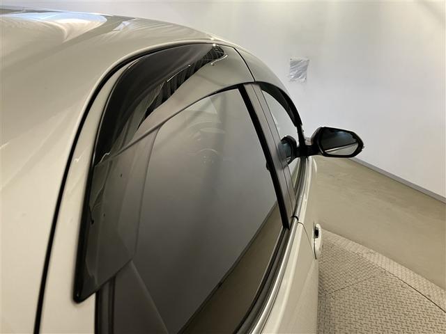 ヤリス ハイブリッドＺ　スマートキー＆プッシュスタート　パワーウィンドウ　Ｉストップ　ＤＶＤ　フルセグＴＶ　サイドエアバッグ　ナビ＆ＴＶ　ＬＥＤライト　パワーステアリング　ＥＴＣ装備　横滑防止装置　メディアプレイヤー接続（23枚目）