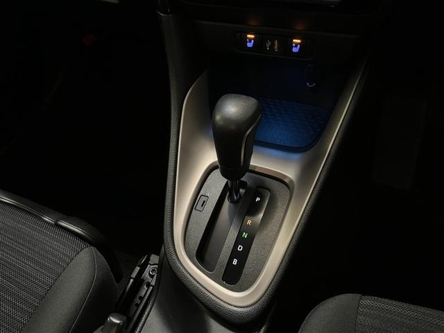 ヤリス ハイブリッドＺ　スマートキー＆プッシュスタート　パワーウィンドウ　Ｉストップ　ＤＶＤ　フルセグＴＶ　サイドエアバッグ　ナビ＆ＴＶ　ＬＥＤライト　パワーステアリング　ＥＴＣ装備　横滑防止装置　メディアプレイヤー接続（28枚目）