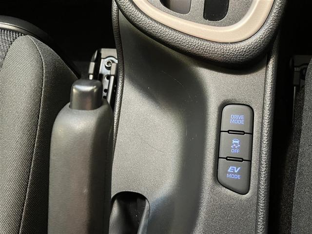 ヤリス ハイブリッドＺ　スマートキー＆プッシュスタート　パワーウィンドウ　Ｉストップ　ＤＶＤ　フルセグＴＶ　サイドエアバッグ　ナビ＆ＴＶ　ＬＥＤライト　パワーステアリング　ＥＴＣ装備　横滑防止装置　メディアプレイヤー接続（31枚目）