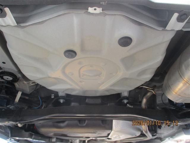 ヤリス ハイブリッドＺ　スマートキー＆プッシュスタート　パワーウィンドウ　Ｉストップ　ＤＶＤ　フルセグＴＶ　サイドエアバッグ　ナビ＆ＴＶ　ＬＥＤライト　パワーステアリング　ＥＴＣ装備　横滑防止装置　メディアプレイヤー接続（40枚目）