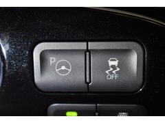 【インテリジェントパーキングアシスト】ハンドル操作をシステムが自動制御し、駐車を支援。　ドライバーはアクセルとブレーキの操作と、周囲の安全確認に専念することができます。 2