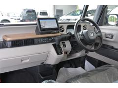 新車専門店カーズカフェの厳選８型大画面ナビ＆３６０度ドライブレコーダー＆バックカメラ＆ＥＴＣ＆フロアマットを取付け済みでお渡しです！車両総額にコミコミですのでご予算も安心です！新車設定色各色選べます！ 3
