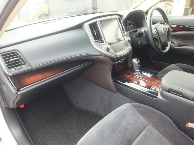 クラウン ロイヤルサルーン　後期型・黒内装・記録簿１１枚・純正ＳＤナビ・フルセグＴＶ・ブルートゥース・バックカメラ・ＥＴＣ・電動シート・ロック連動開閉ドアミラー・ＬＥＤヘッドライト・ＬＥＤフォグランプ・純正１６インチアルミ（49枚目）