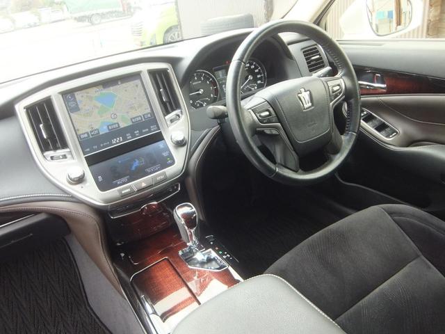 クラウン ロイヤルサルーン　後期型・黒内装・記録簿１１枚・純正ＳＤナビ・フルセグＴＶ・ブルートゥース・バックカメラ・ＥＴＣ・電動シート・ロック連動開閉ドアミラー・ＬＥＤヘッドライト・ＬＥＤフォグランプ・純正１６インチアルミ（50枚目）