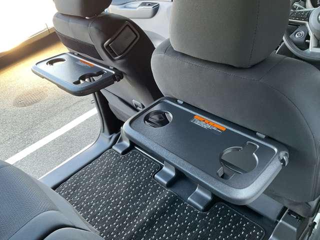 前席シートバックテーブルがあるので後部座席も快適に過ごせます♪