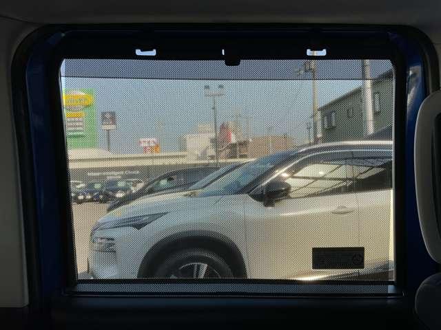 子供が寝たら、ロールサンシェードを引っ張りだして下さい！サービスエリアでの休憩時も、日除け以外にプライバシー保護に役立ちますよ！