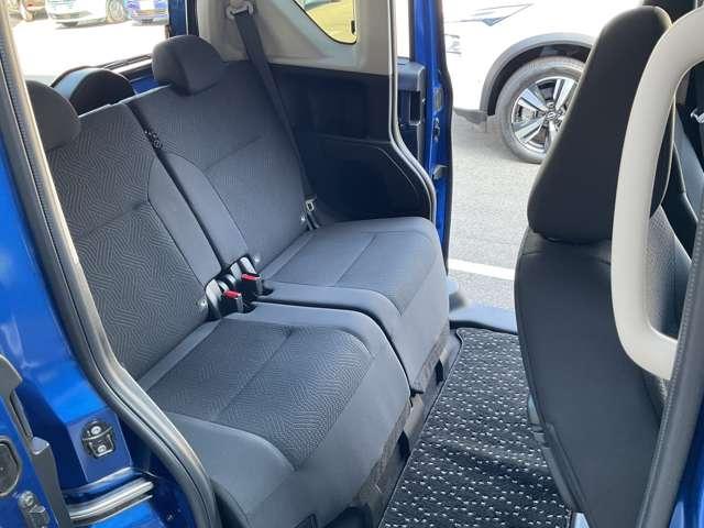 後席もしっかりとスペースを確保しているのでゆったりとご乗車できます♪