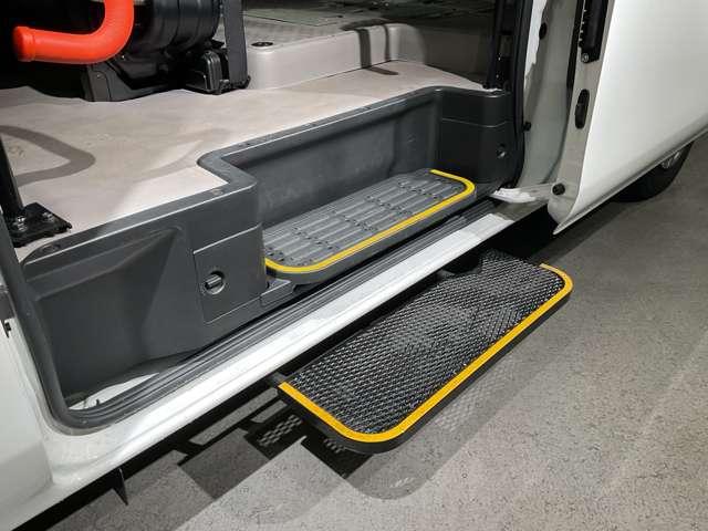 キャラバン ２．５　チェアキャブ　車いす２名仕様　メモリーナビ＆ドラレコ　リフタータイプ　スーパーＨＲ（4枚目）